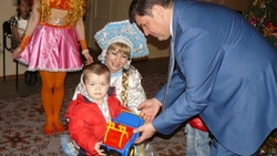 Депутат Новопашин организовал новогодний праздник для маленьких беженцев с Украины