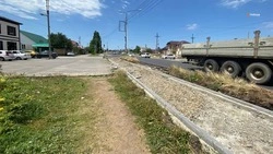 Обильные осадки не позволяют завершить ремонт тротуара в Михайловске