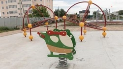 Детскую площадку возводят в селе Труновского округа