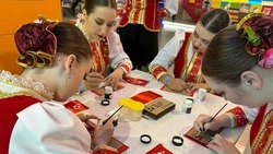 Свыше 1000 Знамён Победы изготовили на стенде Ставрополья на выставке «Россия»