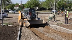 Парковку и пешеходную зону благоустраивают у райбольницы Труновского округа