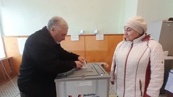 Почётные жители Труновского округа проголосовали на выборах президента