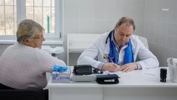 Мобильная бригада врачей приняла жителей Труновского округа